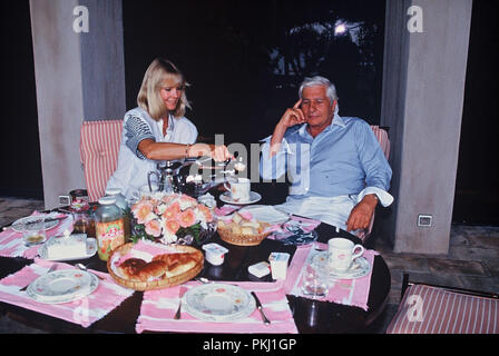 Gunter Sachs mit Ehefrau Mirja bei Kaffee und Kuchen auf einer Terasse, 2000er. Gunter Sachs mit Frau Mirja mit Kaffee und Kuchen auf der Terrasse, 2000. Stockfoto