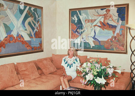 Mirja sterben Ehefrau von Gunter Sachs sitzend mit em Sofa, 2000er. Mirja die Frau von Gunter Sachs sitzen auf einem Sofa, 2000. Stockfoto