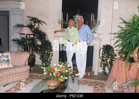 Gunter Sachs mit Ehefrau Mirja im Wohnzimmer, 2000er. Gunter Sachs mit Frau Mirja im Wohnzimmer, 2000. Stockfoto