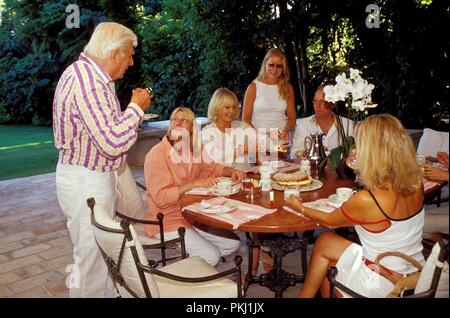 Gunter Sachs und seine Familie mit Ehefrau Mirja und-Söhnen Christian Gunnar und Claus Alexander am Tisch in St. Tropez, Frankreich 2004. Gunter Sachs und seine Familie mit Ehefrau Mirja und seine Söhne Christian Gunnar und Claus Alexander am Tisch in St. Tropez, Frankreich 2004. Stockfoto