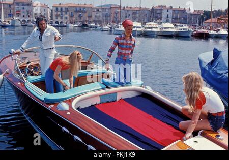 Der junge Gunter Sachs mit Freunden und Familie auf einem Motorboot in St. Tropez, Frankreich. Der junge Gunter Sachs mit Freunden und Familie auf einem Motorboot in St. Tropez, Frankreich. Stockfoto