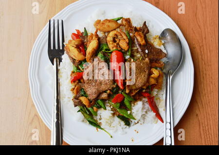 Gebraten würzige Huhn und Schwein Leber mit Basil leaf Rühren Stockfoto