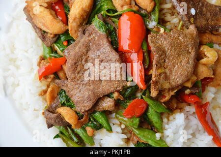 Gebraten würzige Huhn und Schwein Leber mit Basil leaf Rühren Stockfoto