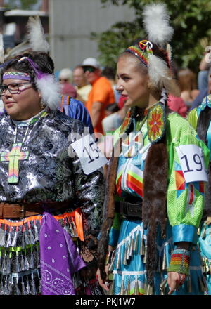 Denver, Colorado - September 8, 2018: Die 29. jährliche Freundschaft Powwow und Indianische Kultur Feier. Junge Frauen tanzen Stockfoto