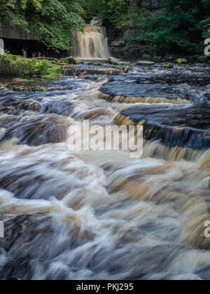 West Burton fällt (auch bekannt als Kessel fällt) in Wensleydale ist eine beliebte Sehenswürdigkeit in den Yorkshire Dales National Park Stockfoto