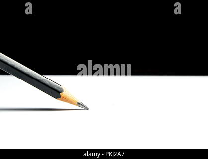Bleistift auf weißem Papier schreiben Stockfoto