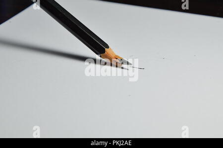 Bleistift auf weißem Papier schreiben Stockfoto