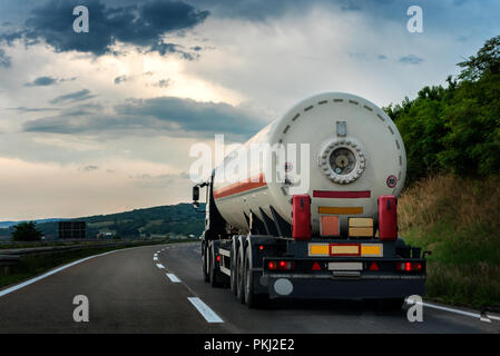 Tank LKW auf einer Landstraße oder Autobahn Stockfoto