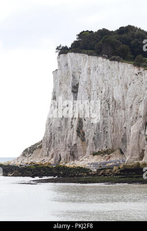 Ness Point St. Margaret's Bay in Kent auf einem September Morgen zeigen Anzeichen von Steinschlag Stockfoto