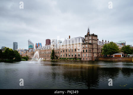 Binnenhof Palace und Reflexionen über Hofvijver, Gericht Teich ein bewölkter Tag. Binnenhof ist ein Komplex von Gebäuden im Stadtzentrum von Den Haag. Büro der Stockfoto