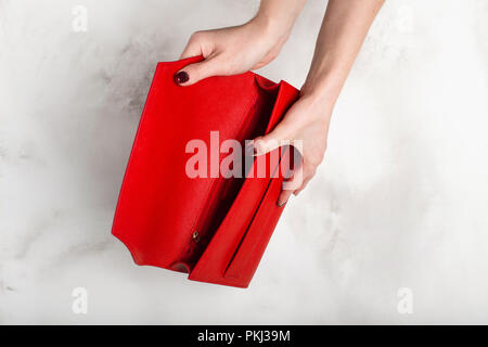 Modischen roten weiblichen Handtasche auf weißem Granit Textur Stockfoto