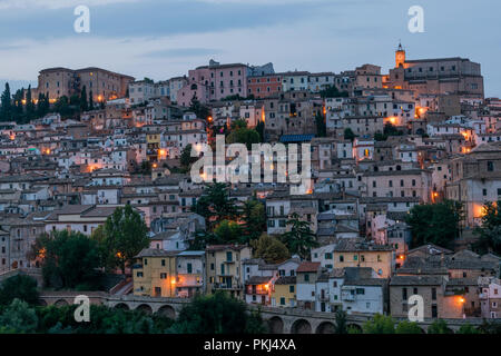 Mittelalterliche Dorf von Loreto Aprutino in den Abruzzen. Italien. Panoramaaussicht in der Dämmerung mit markanten Ausleuchtung. Stockfoto