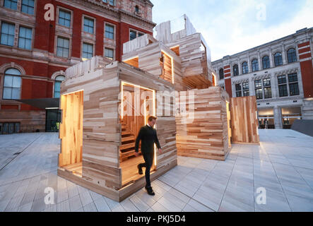 Multiplizieren mit Waugh Thistleton Architects, unterstützt vom American Hardwood Export Council (AHEC) und ARUP, im Sackler Courtyard bei der V&A, im Rahmen des London Design Festival, Die zum 16. Mal mit einem Programm von Landmark-Projekten, -Installationen und -Veranstaltungen vom 15-23. September 2018 in die Hauptstadt zurückkehrt. Stockfoto