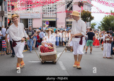 Parade der Madeira Wine Festival oder "Festa do Vinho Madeira" in Estreito de Camara de Lobos, Madeira Island, Portugal, September 2018. Stockfoto