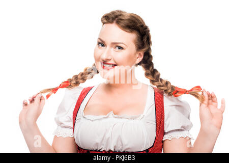 Attraktive oktoberfest Kellnerin in traditionellen deutschen Kleid, Pigtails auf weißem Hintergrund Stockfoto