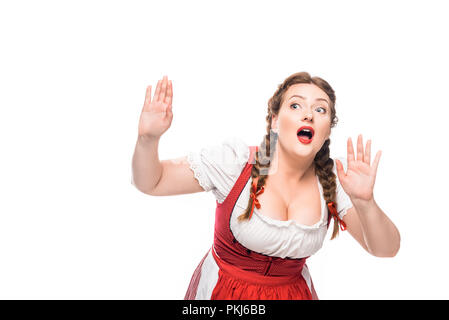 Oktoberfest Kellnerin im traditionellen bayerischen Kleid und deutete mit der Hand auf weißem Hintergrund Angst Stockfoto