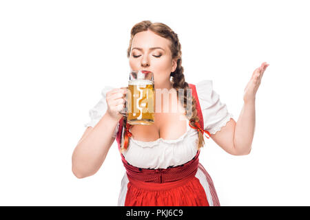 Oktoberfest Kellnerin im traditionellen bayerischen Kleid trinken helles Bier auf weißem Hintergrund Stockfoto