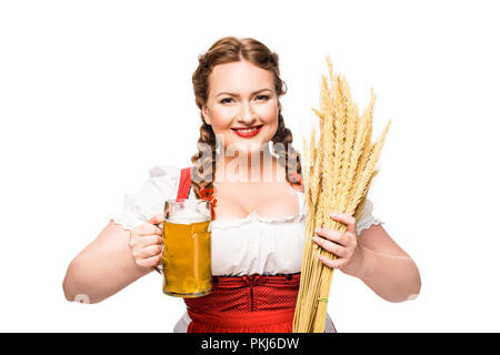 Oktoberfest Kellnerin im traditionellen bayerischen Kleid mit Tasse helles Bier und Weizen auf weißem Hintergrund Stockfoto