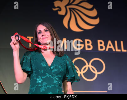 Kelly Sotherton, nachdem sie während des Team GB Balls in den Royal Horticultural Halls ihre verspätete Pekinger Heptathlon-Bronzemedaille 2008 erhalten hatte. DRÜCKEN SIE VERBANDSFOTO. Bilddatum: Donnerstag, 13. September 2018. Vor 10 Jahren hatte Sotherton ursprünglich den fünften Platz belegt, aber die Disqualifikation für die ukrainische Ljudmila Blonska und die russische Tatyana Chernova bedeutet, dass Sotherton ihre Bronzemedaillen beim 2004. Heptathlon in Athen und bei der 4x400-m-Staffel in Peking 2008 noch zusätzlich aufbringt. Das Foto sollte lauten: Yui Mok/PA Wire. Stockfoto