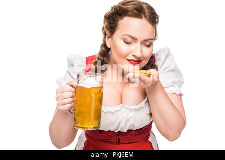 Oktoberfest Kellnerin in traditionellen deutschen Kleid mit Tasse helles Bier riechende kleine Brezeln auf weißem Hintergrund Stockfoto