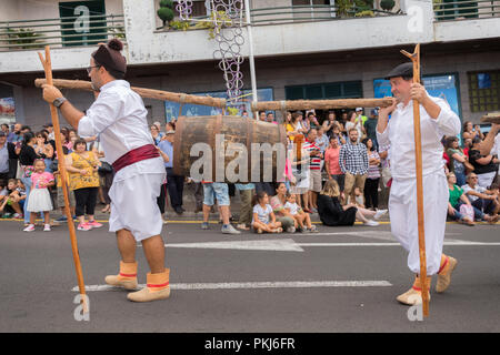 Parade der Madeira Wine Festival oder "Festa do Vinho Madeira" in Estreito de Camara de Lobos, Madeira Island, Portugal, September 2018. Stockfoto