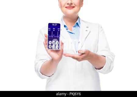 Zugeschnittenes Bild der weiblichen Doktor am Smartphone mit Pulsmesser auf dem Bildschirm zeigen auf weißem Hintergrund Stockfoto
