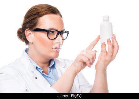 Zuversichtlich Ärztin in Brillen bei Pille Flasche zeigt auf weißem Hintergrund Stockfoto