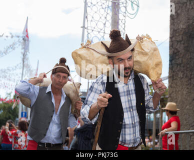 Parade der Madeira Wine Festival oder "Festa do Vinho Madeira" in Estreito de Camara de Lobos, Madeira Island, Portugal, September 2018. Stockfoto