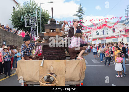 Parade der Madeira Wine Festival oder "Festa do Vinho Madeira" in Estreito de Camara de Lobos, Madeira Island, Portugal, September 2018. Stockfoto