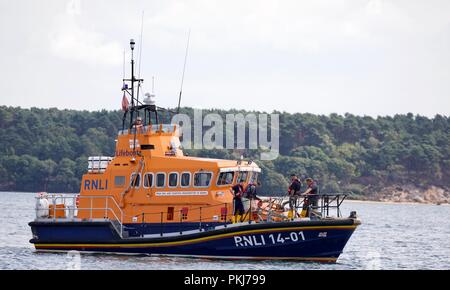 RNLI Trent Klasse Rettungsboot Graf und Gräfin Mountbatten von Birma (14-01) in den Hafen von Poole Stockfoto