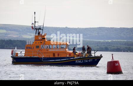 RNLI Trent Klasse Rettungsboot Graf und Gräfin Mountbatten von Birma (14-01) in den Hafen von Poole Stockfoto