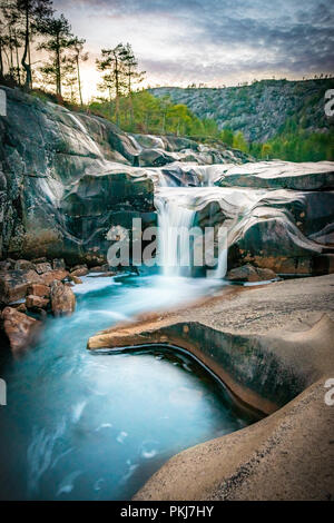 Kleiner Wasserfall in Ringebu, Norwegen. Bild von September 2018 Stockfoto