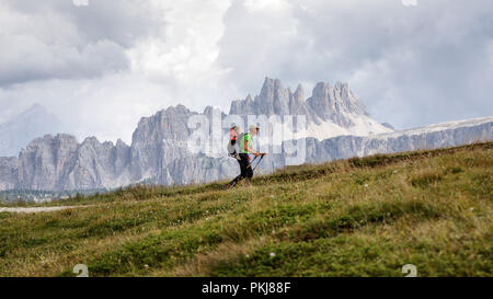 Cortina d'Ampezzo, Italien - 18. August 2018: Wanderer Spaziergänge auf dem Berg Pfad, der ein Kind auf seinen Schultern. Im Hintergrund der Gipfel des d Stockfoto