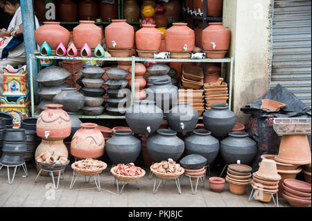 Straßenhändler verkaufen irdene Töpfe oder Trinken Tontopf Töpferei shop in Nashik maharashtra Indien Stockfoto