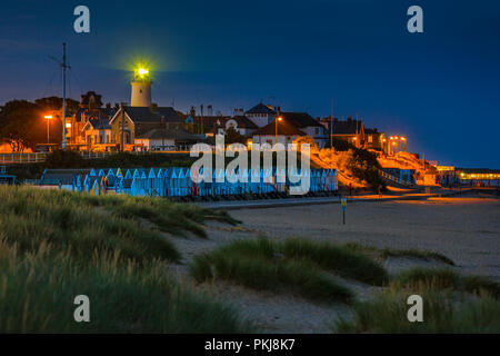 Southwold, Suffolk Leuchtturm und Stadt, England, UK. In der Nacht zeigt den Leuchtturm Licht. Stockfoto