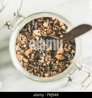 Buchweizen und Müsli mit Haselnüsse in jar, Quadrat Erntegut Stockfoto