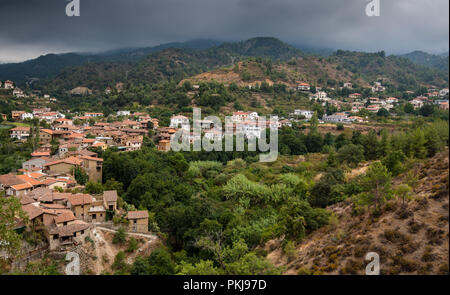 Panoramabild des Malerischen und touristischen Dorf Kakopetria im Troodos-Gebirge auf Zypern während einer stürmischen Wetter Stockfoto