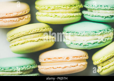 Pastellfarben französische Makronen Cookies über hellen Hintergrund farbig Stockfoto