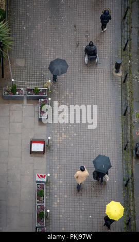 London, England - 18. Januar 2018: eine Gruppe von Menschen zu Fuß auf der Straße von London City in den frühen Morgenstunden Stockfoto