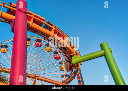 Santa Monica Pier Achterbahn in Los Angeles, Kalifornien Stockfoto