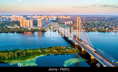 Die südliche Brücke über den Dnjepr in Kiew, Ukraine Stockfoto