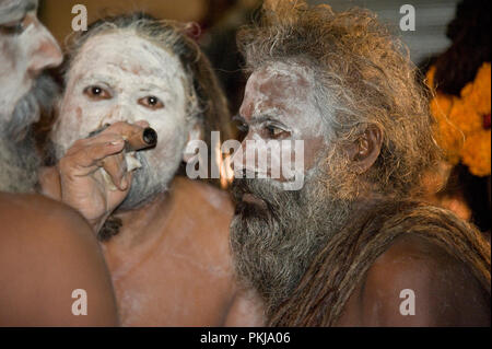 Naga Sadhu Rauchen ein Chillum in Maharashtra Indien Stockfoto