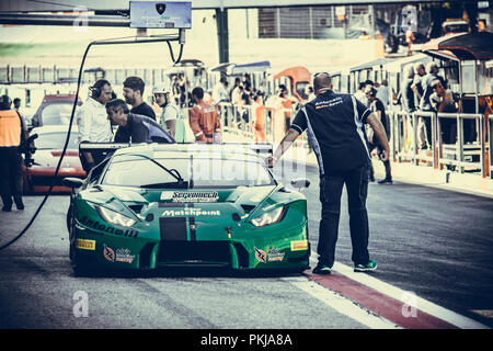 Lamborghini Rennwagen in der Boxengasse für Pit Stop, Mechaniker bei der Arbeit Stockfoto