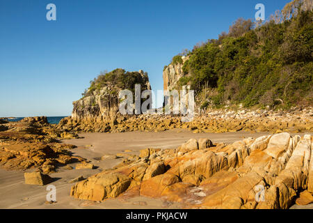 Australische Küstenlandschaft mit einsamen Sandstrand und Felsen unter blauen Himmel bei Diamond Head in Überfüllt Bay National Park NSW Stockfoto