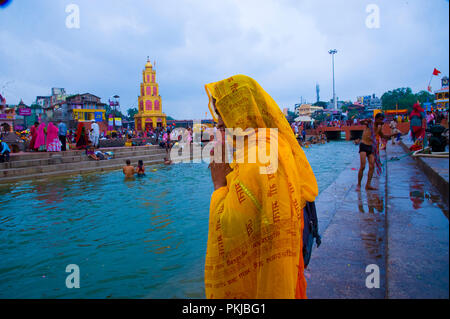 2015 Kumbha Mela Hinduistische Frau Pilger Ritual und Anbetung nach nimmt ein heiliges Bad in Godavari river Panchavati ram Kund in Nashik maharashtra Indien Stockfoto