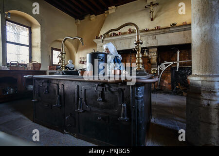BEAUNE, Frankreich - 10. AUGUST 2017: das Innere der Hospices de Beaune ist eine ehemalige gemeinnützige Armenhaus in Beaune. Es wurde im Jahre 1443 von Nicolas Rolin gegründet Stockfoto
