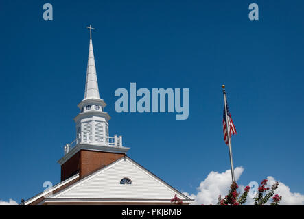 Christliche Kirche Kirchturm und amerikanische Flagge USA Stockfoto