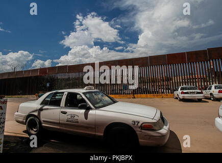 Das tägliche Leben und um die Mauer in der Grenzstadt Nogales, Sonora, Mexiko. Arizona. (LuisGutierrez/NortePhoto.com) Stockfoto