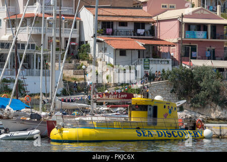 Ein Meer discovery Glas Boden Boot für Meer Safaris für Touristen in Kassiopi auf der griechischen Insel Korfu. Stockfoto