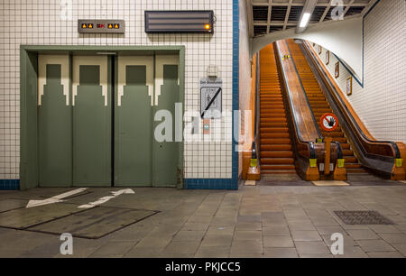 Heben und hölzerne Rolltreppen in den Sint-Anna Fußgängertunnel, Mittwoch, 14. Juni 2017, Antwerpen, Belgien. Stockfoto